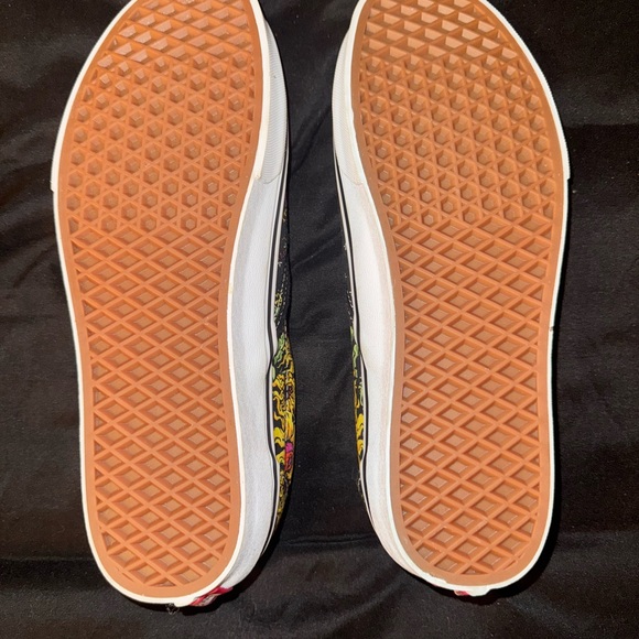 Vans Limited Edition Black Slip-On Shoes with Skull and Floral Art - Picture 2 of 2